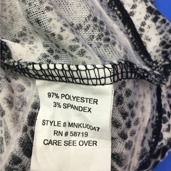 Notations large black and white layered ruffled sleeveless top
Fully lin… - Picture 8 of 14